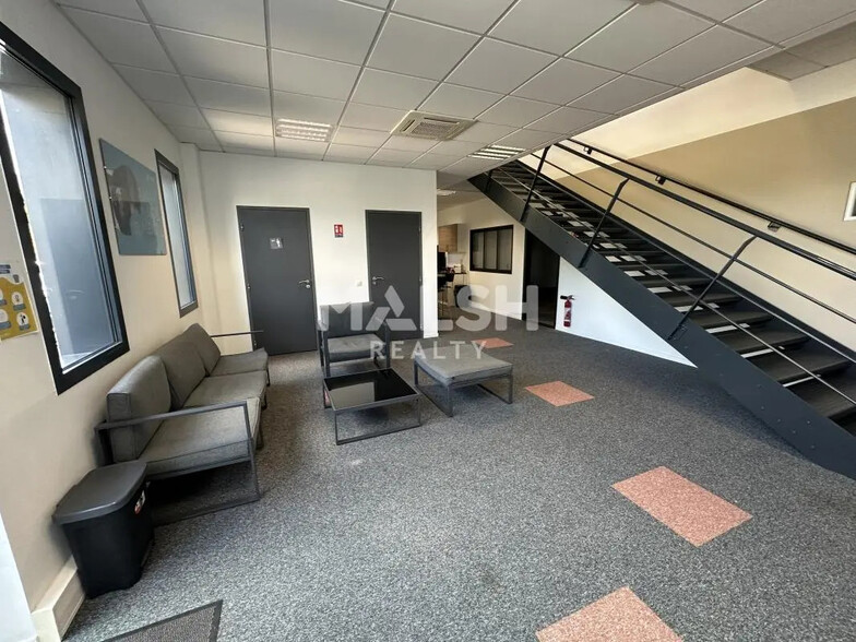 Bureau dans Villefontaine à louer - Hall d’entrée – Image 2 sur 6