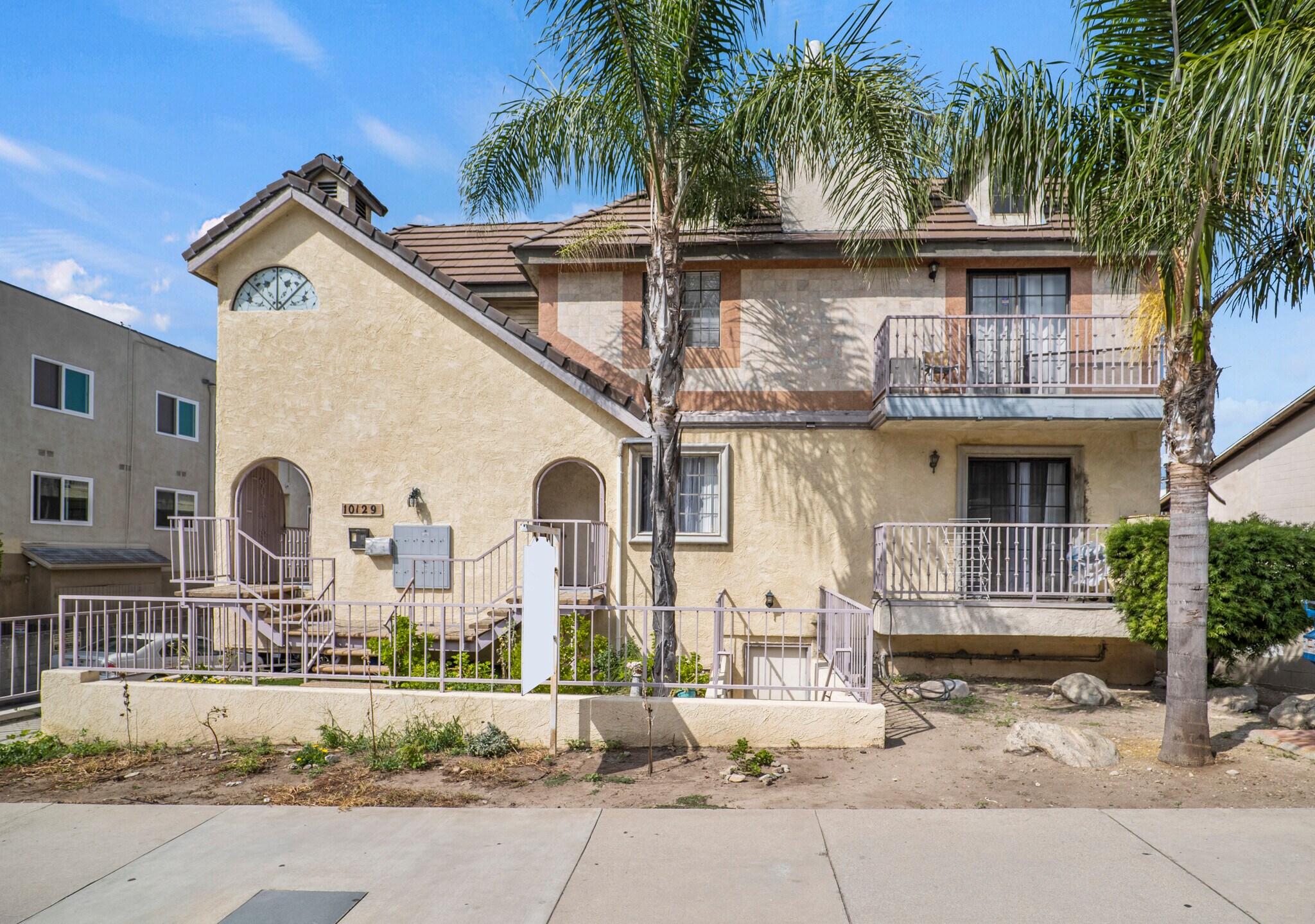 10129 Commerce Ave, Tujunga, CA à vendre Photo de l’immeuble– Image 1 sur 12