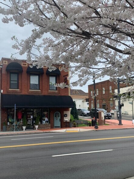 101 W Broadway St, Lenoir City, TN à louer - Photo de l’immeuble – Image 1 sur 7
