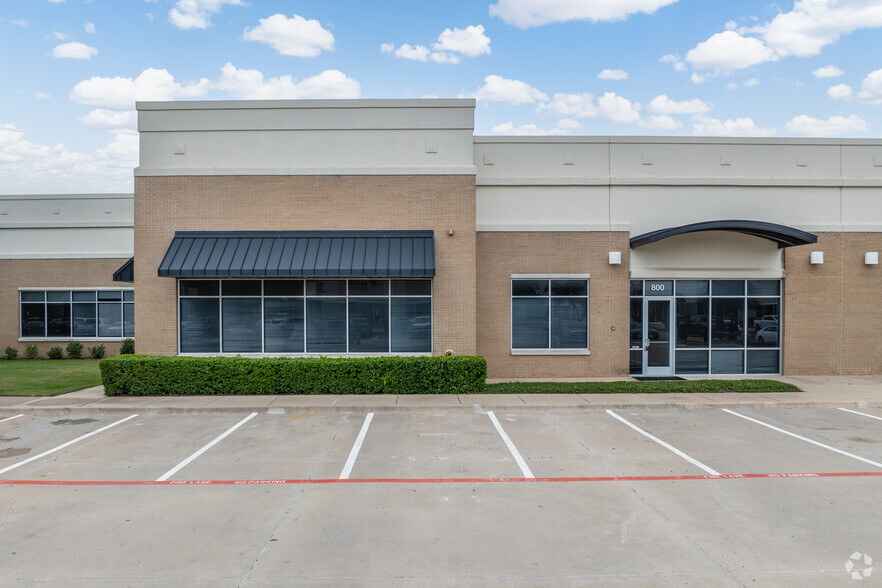 1825 Lakeway Dr, Lewisville, TX à louer - Photo de l’immeuble – Image 2 sur 22