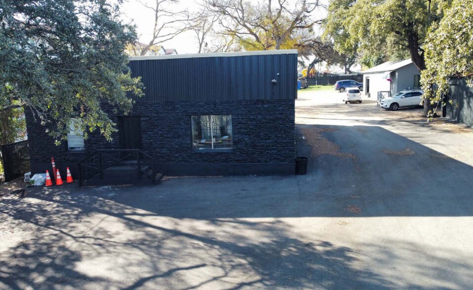 503 E Powell Ln, Austin, TX à louer - Photo de l’immeuble – Image 2 sur 8