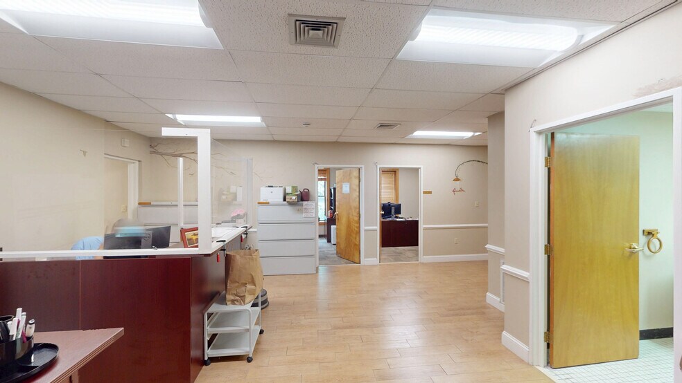 536 Broad St, Weymouth, MA à vendre - Photo intérieure – Image 3 sur 29