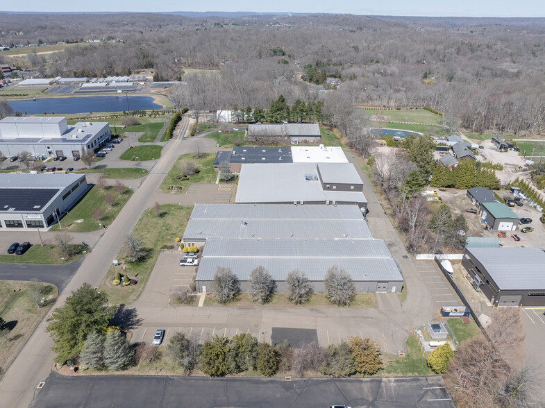 8 Baldwin Dr, Branford, CT à louer - Photo de l’immeuble – Image 2 sur 22