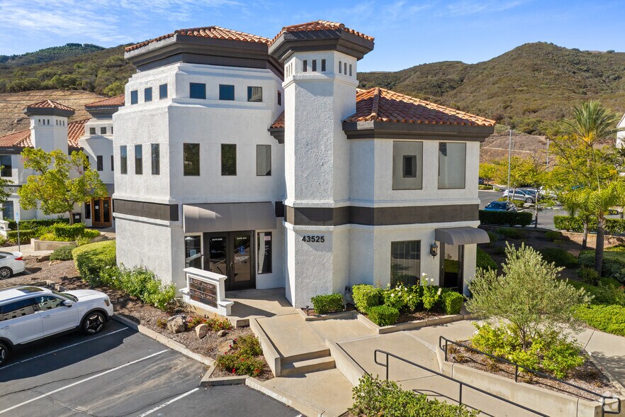 43525 Ridge Park Dr, Temecula, CA à louer - Photo de l’immeuble – Image 1 sur 5