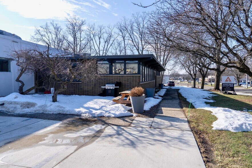 2350 Oak Industrial Dr NE, Grand Rapids, MI à louer - Photo principale – Image 1 sur 5