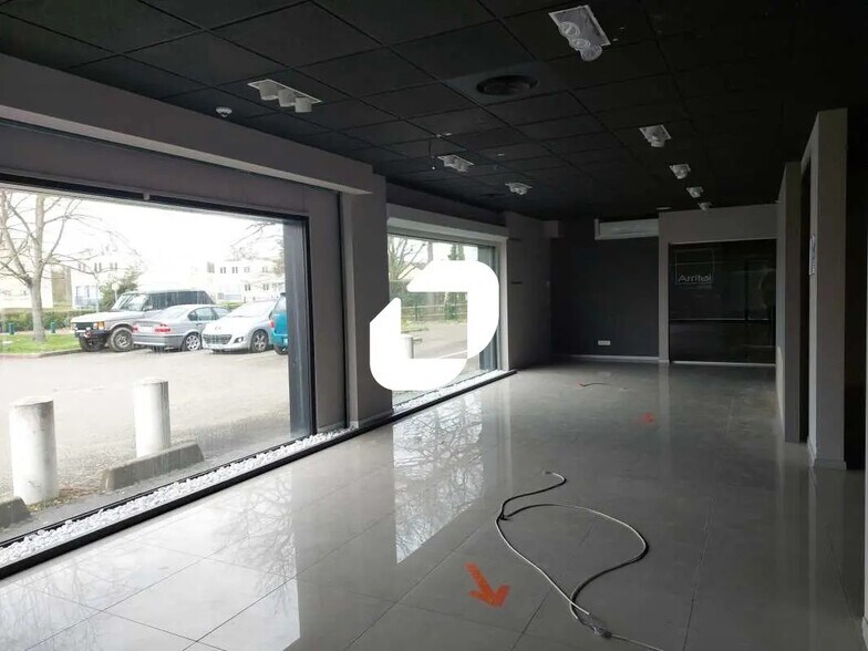 Local commercial dans Coignières à louer - Photo de l’immeuble – Image 3 sur 3