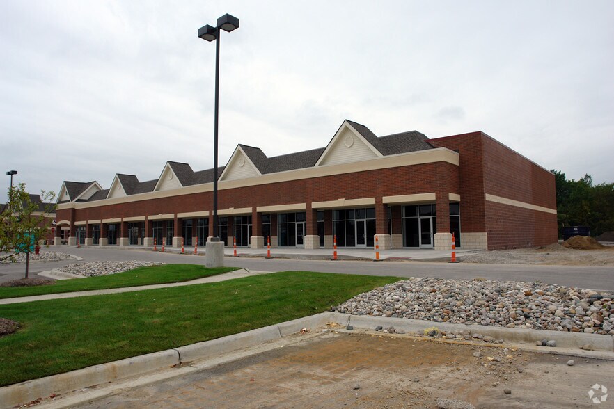 5709-5773 E 12 Mile Rd, Warren, MI à louer - Photo de l’immeuble – Image 3 sur 12