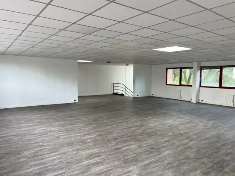 Local d’activités dans Le Blanc-Mesnil à louer - Photo de l’immeuble – Image 3 sur 4