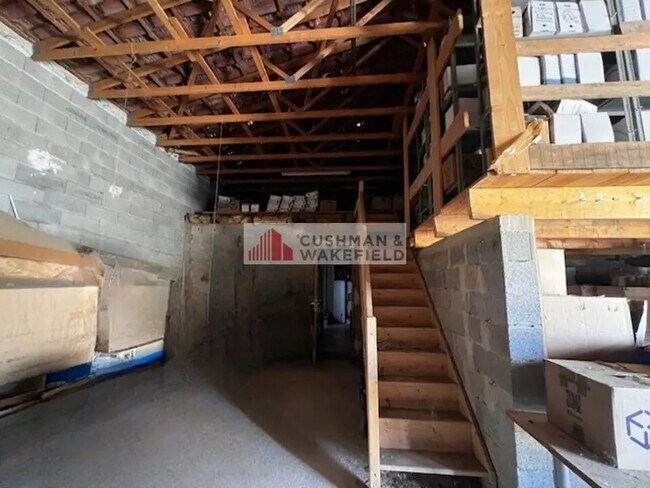 Plus de détails pour Local d’activités à vendre