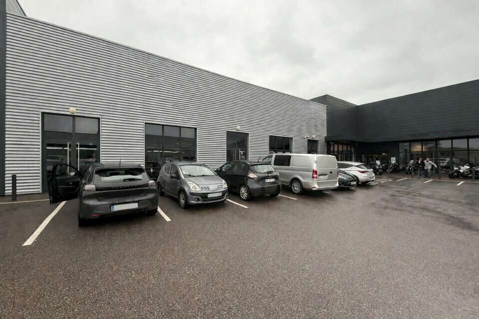 Local commercial dans Saint-Jean-du-Cardonnay à louer Photo de l’immeuble– Image 1 sur 5