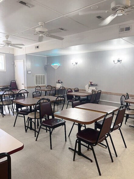 1214 NC 8 & 89 South hwy, Danbury, NC à vendre - Photo intérieure – Image 3 sur 17