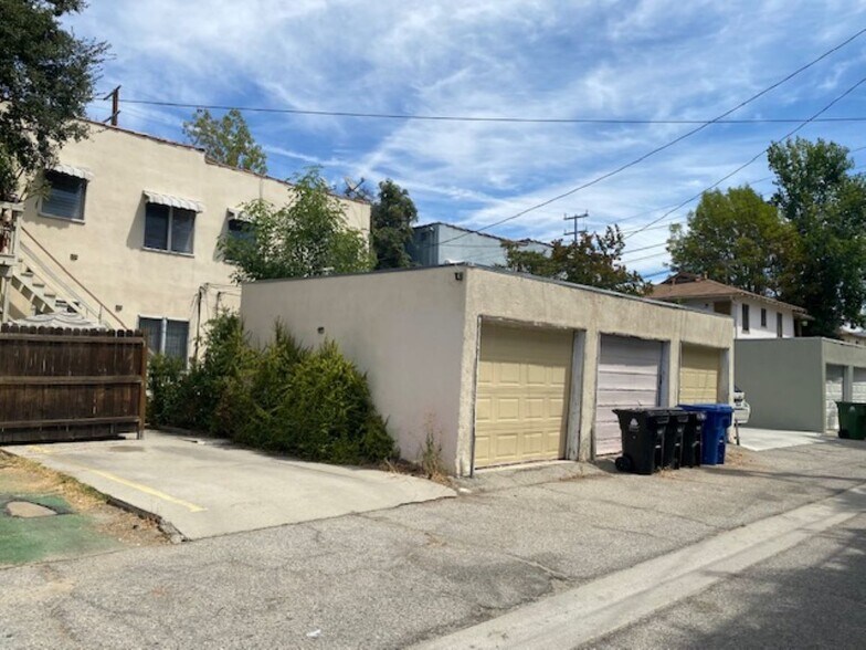11758 Magnolia Blvd, Valley Village, CA à vendre - Photo de l’immeuble – Image 3 sur 14