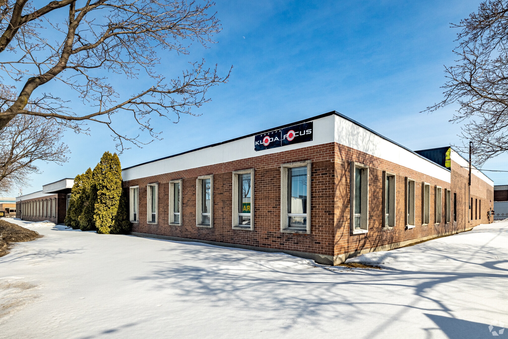 5588-5590 Av Royalmount, Montréal, QC à louer Photo principale– Image 1 sur 5