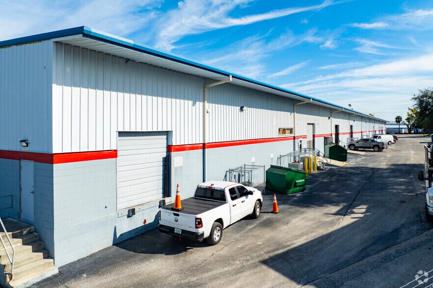 2604 Tampa East Blvd, Tampa, FL à louer - Photo de l’immeuble – Image 3 sur 10