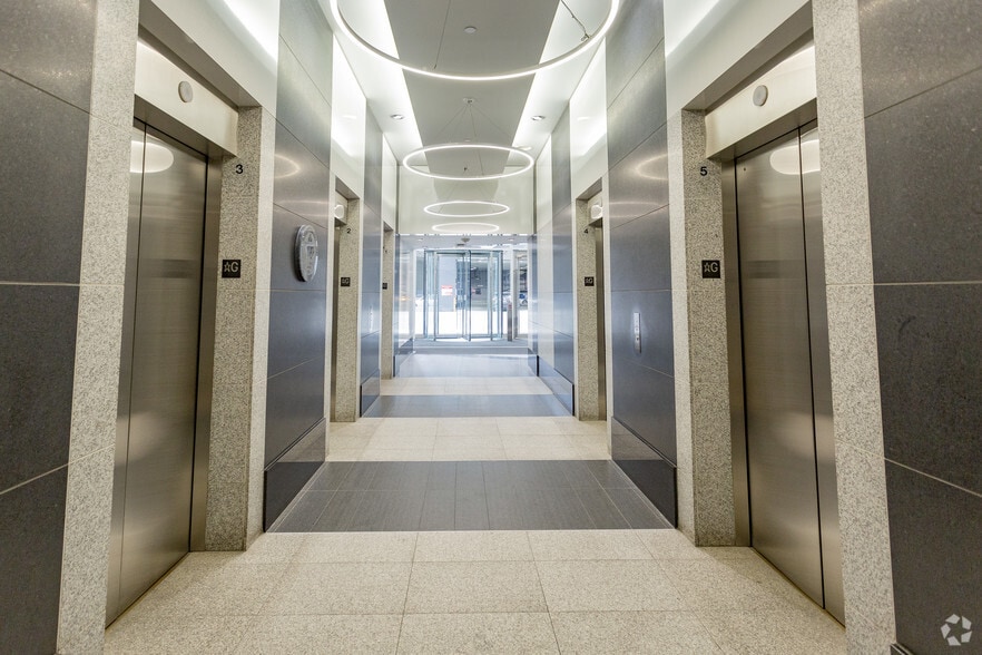 255 5th Ave SW, Calgary, AB à louer - Hall d’entrée – Image 2 sur 16