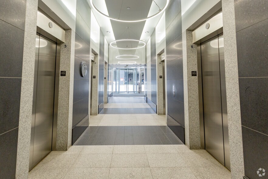 255 5th Ave SW, Calgary, AB à louer - Hall d’entrée – Image 2 sur 16