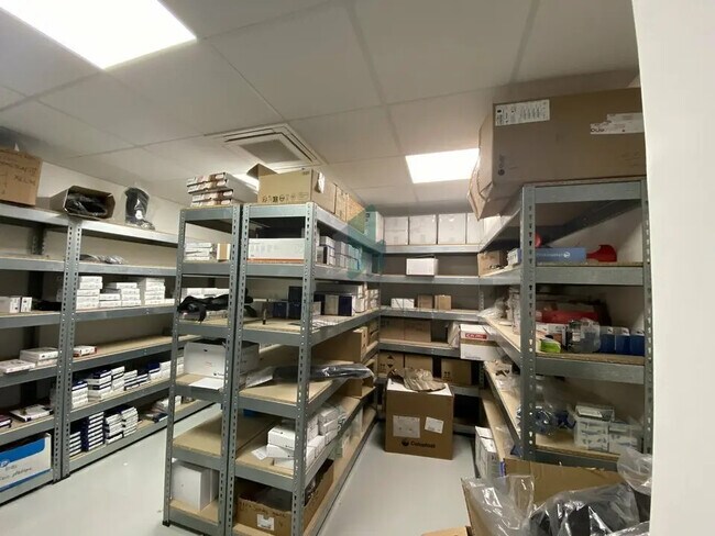 Plus de détails pour Local d'activités à louer