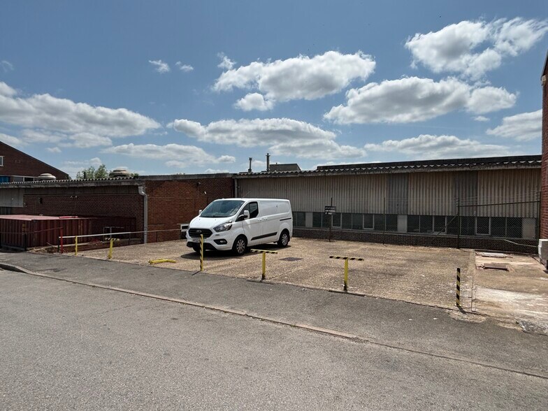 Desborough Park Rd, High Wycombe à louer - Photo principale – Image 1 sur 4