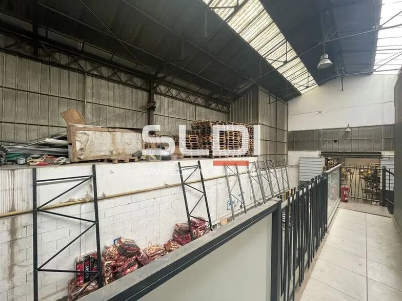 Local d’activités dans Vénissieux à louer - Photo de l’immeuble – Image 1 sur 6