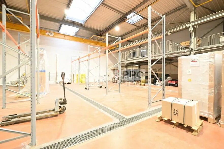 Bureau dans Bron à louer - Photo intérieure – Image 3 sur 12