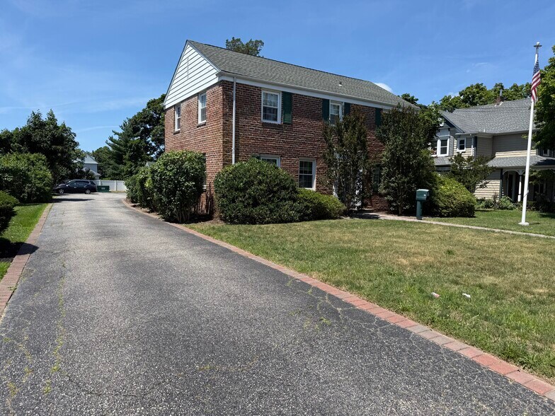 156 N Ocean Ave, Patchogue, NY à vendre - Photo de l’immeuble – Image 2 sur 27