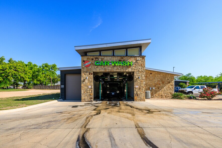 516 Friendship Ln, Fredericksburg, TX à vendre - Photo de l’immeuble – Image 3 sur 22