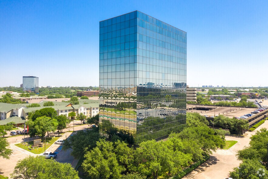 7800 N Stemmons Fwy, Dallas, TX à vendre - Photo de l’immeuble – Image 2 sur 17