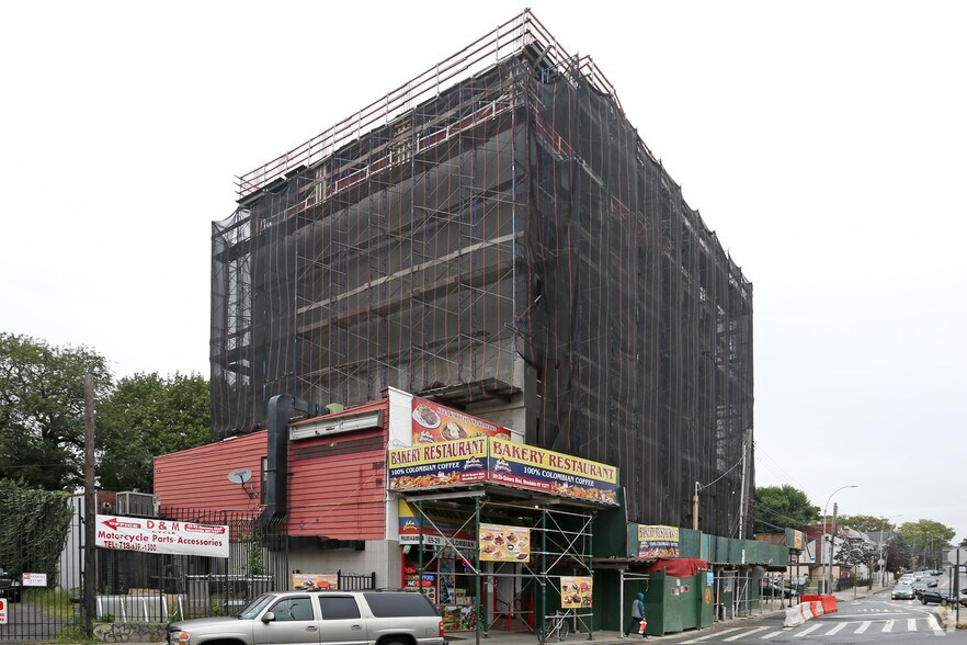 70-09 45th Ave, Flushing, NY à louer - Photo de l’immeuble – Image 2 sur 12