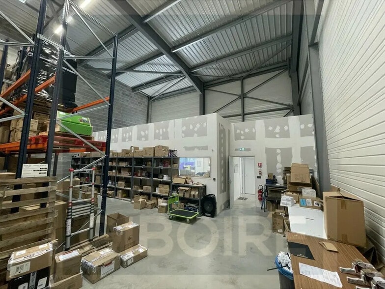 Industriel/Logistique dans SAINT-BARTHELEMY-D'ANJOU à louer - Photo de l’immeuble – Image 1 sur 4
