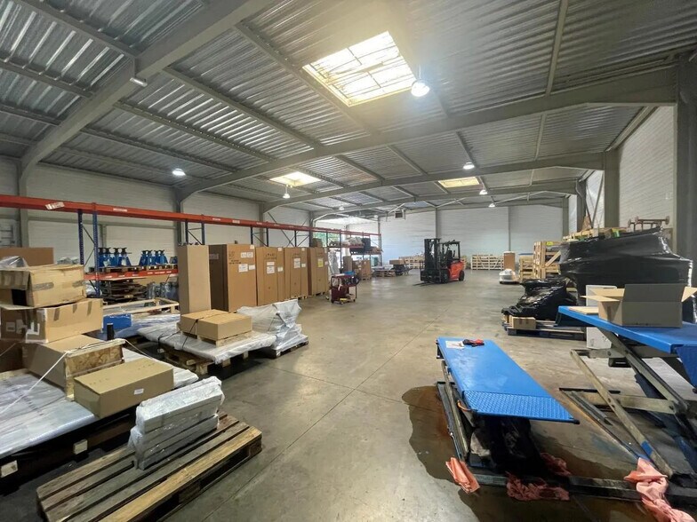 Local d'activités dans Houdan à vendre - Photo de l’immeuble – Image 1 sur 6