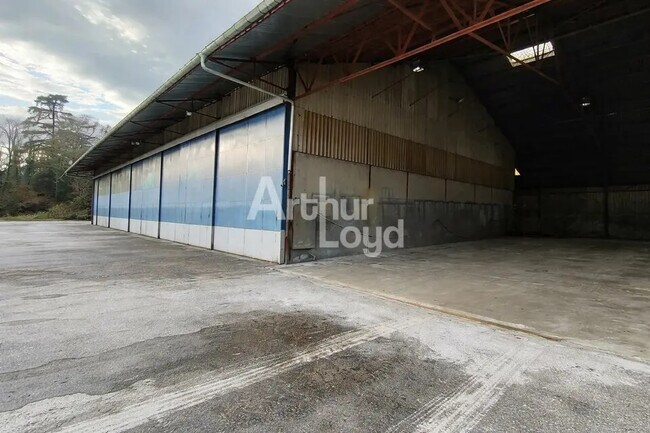 Plus de détails pour Local d'activités à louer