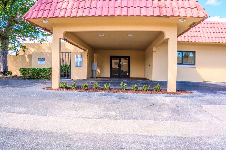 1821 NE 25th St, Lighthouse Point, FL à louer - Photo de l’immeuble – Image 3 sur 6