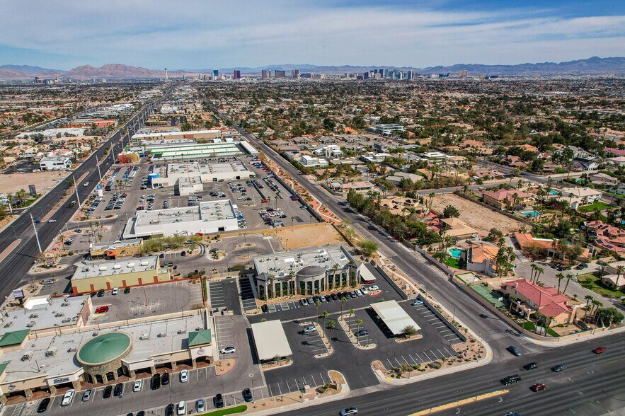 7785 W Sahara Ave, Las Vegas, NV à louer - Photo de l’immeuble – Image 2 sur 5
