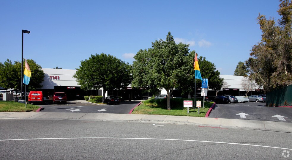 1141 W Pomona Rd, Corona, CA à louer - Photo de l’immeuble – Image 2 sur 5