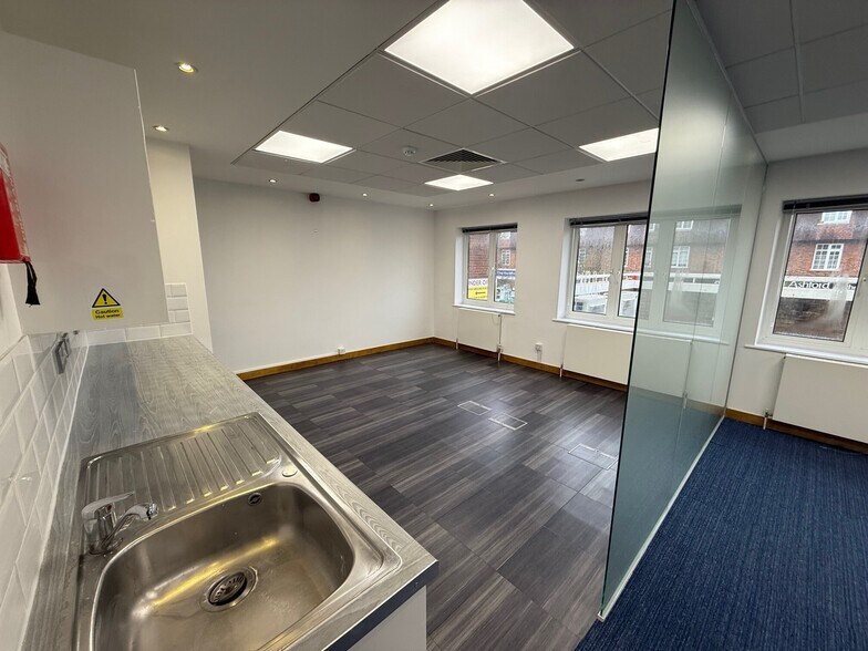 The Broadway, Farnham Common à louer - Photo de l’immeuble – Image 3 sur 8