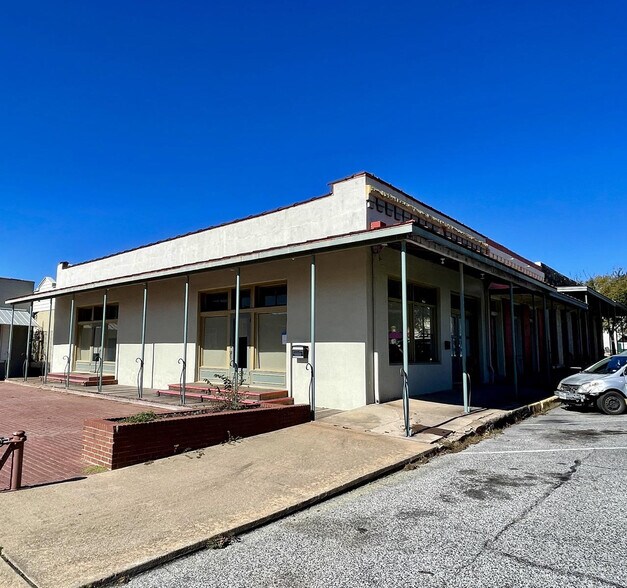 Block of South Baylor Commerce and S. St. Charles St, Brenham, TX à vendre - Photo de l’immeuble – Image 3 sur 8