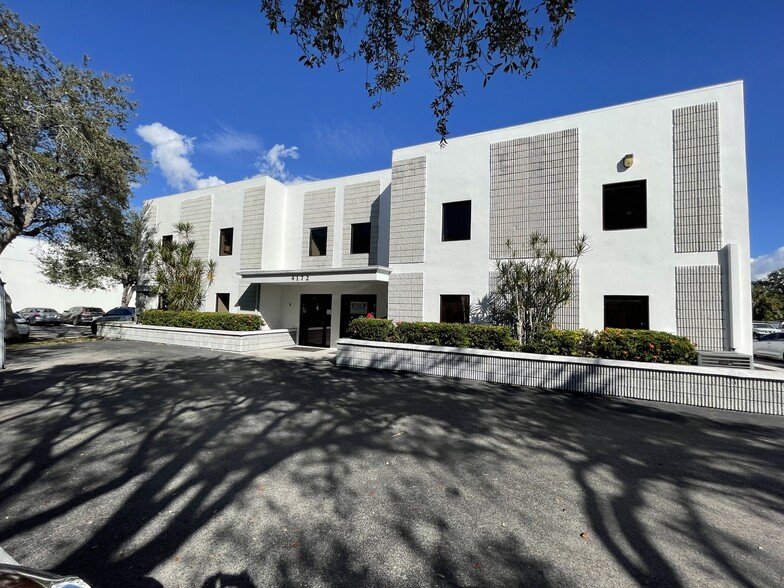 4172 Corporate Sq, Naples, FL à louer - Photo de l’immeuble – Image 1 sur 5