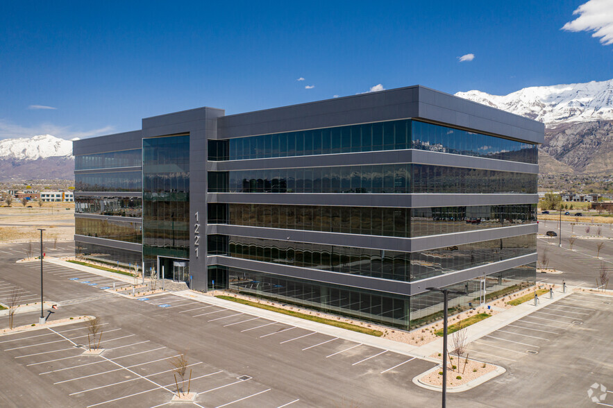 1221 S Valley Grove Blvd, Pleasant Grove, UT à louer - Photo de l’immeuble – Image 2 sur 9