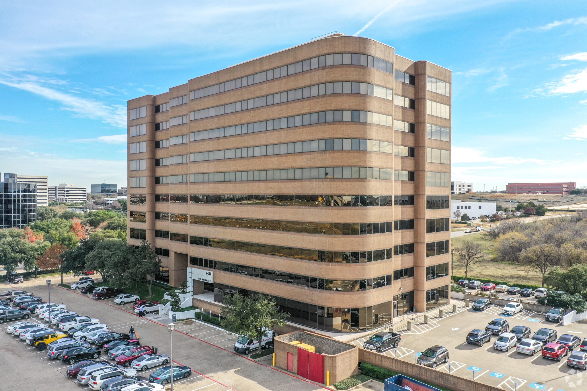 1431 Greenway Dr, Irving, TX à louer Photo de l’immeuble– Image 1 sur 20
