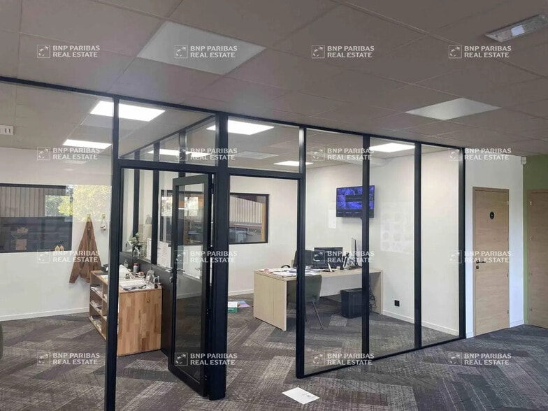 Local d’activités dans Miramas à louer - Photo de l’immeuble – Image 2 sur 19