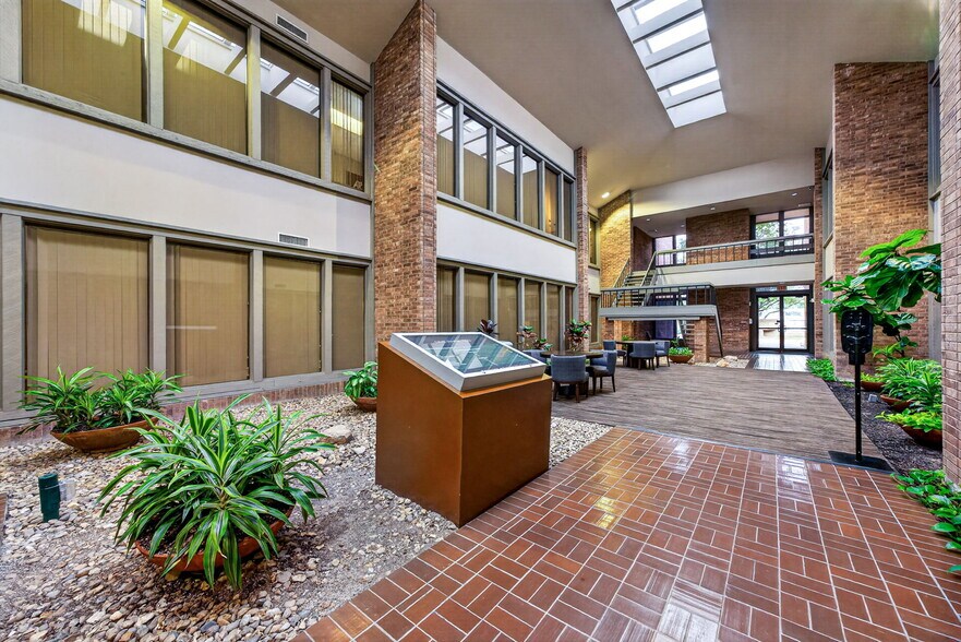 6800 Park Ten Blvd, San Antonio, TX à louer - Photo de l’immeuble – Image 3 sur 39