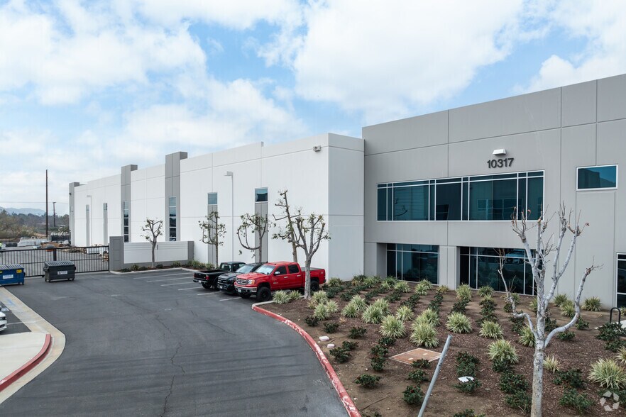 10317 Birtcher Dr, Jurupa Valley, CA à vendre - Photo de l’immeuble – Image 3 sur 8