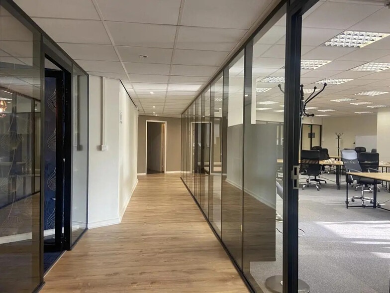 Bureau dans Saint-Cloud à vendre - Photo intérieure – Image 3 sur 5