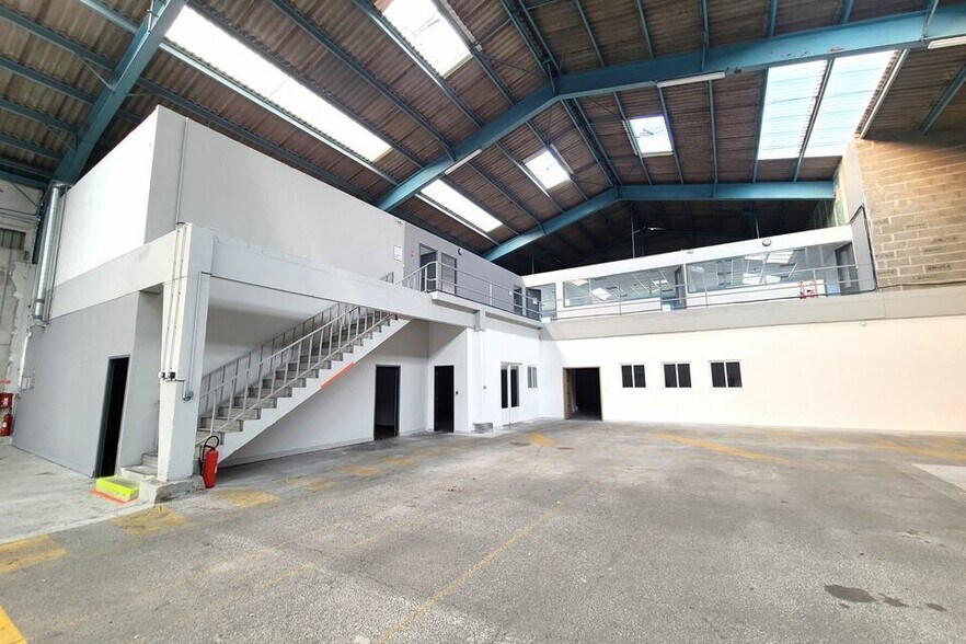 Industriel/Logistique dans Hendaye à louer - Photo de l’immeuble – Image 2 sur 6