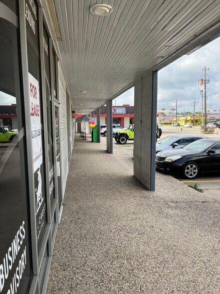 3404-3412 Mangum Rd, Houston, TX à louer - Photo de l’immeuble – Image 2 sur 3