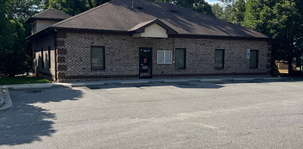 1525 Davie Ave, Statesville, NC à vendre - Photo de l’immeuble – Image 2 sur 6