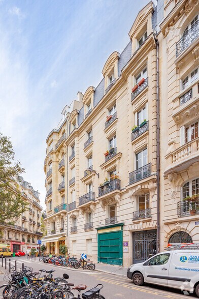 Immeuble residentiel dans Paris à vendre - Photo de l’immeuble – Image 3 sur 4