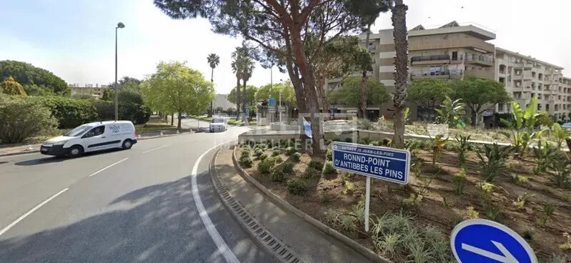 Industriel/Logistique dans Antibes à louer - Photo de l’immeuble – Image 3 sur 8