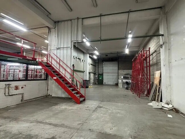 Plus de détails pour Local d’activités à vendre