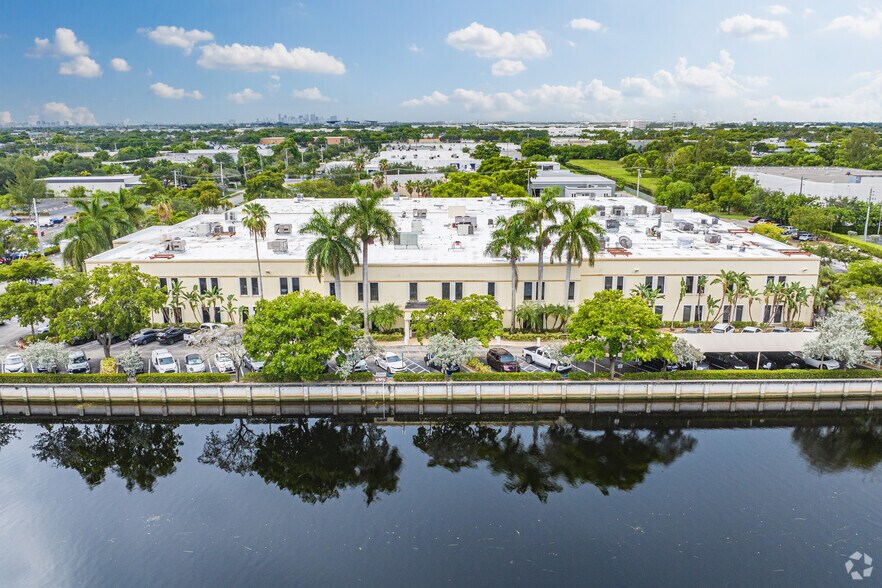 895 SW 30th Ave, Pompano Beach, FL à louer - Photo de l’immeuble – Image 1 sur 21